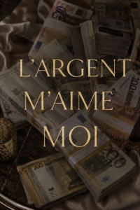 Une femme souriante devant un bureau bien organisé, symbolisant la prospérité.