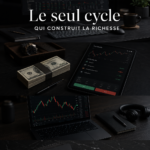 Femme examinant ses finances pour construire son cycle d'enrichissement.