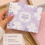 Un agenda 2025 ouvert avec des stylos colorés, sur un bureau en bois et des notes éparpillées.