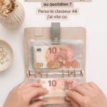 Femme utilisant un classeur pour transporter des enveloppes dans un bureau lumineux.