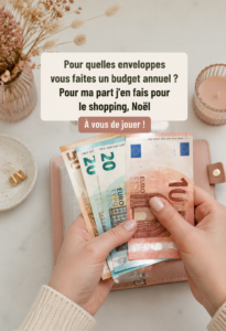 Femme souriante en train d'établir son budget annuel avec des enveloppes