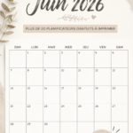 Calendrier imprimable de juin 2026 sur une table avec des fournitures de bureau