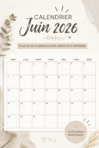 Calendrier imprimable de juin 2026 sur une table avec des fournitures de bureau