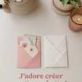 Une enveloppe de poche colorée et personnalisée sur fond lumineux.