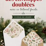Une belle enveloppe doublée artisanale sur une table avec des fournitures de papeterie.