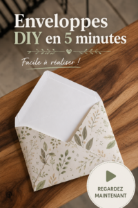 un ensemble d'enveloppes colorées faites maison sur une table.