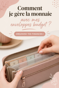 Femme souriante avec des enveloppes budget sur la table, représentant la gestion financière