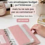 Une femme souriante utilise la méthode des enveloppes pour gérer son budget