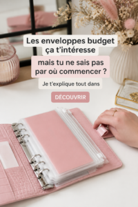Une femme souriante utilise la méthode des enveloppes pour gérer son budget