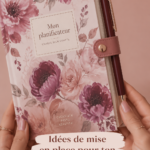 Un planner joliment décoré avec des stickers et des notes colorées.