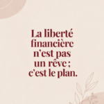 Femme souriante consultant ses finances à la maison, représentant la liberté financière.