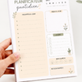 Un carnet de notes ouvert sur une table avec une liste de tâches écrite, illustrant l'organisation quotidienne.