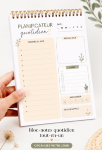 Un carnet de notes ouvert sur une table avec une liste de tâches écrite, illustrant l'organisation quotidienne.