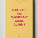 Une femme souriante utilisant un organiseur pour planifier son année.