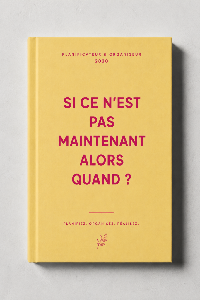Une femme souriante utilisant un organiseur pour planifier son année.