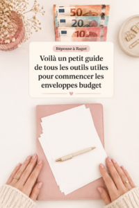 Différents outils de gestion budgétaire sur une table avec des notes et un ordinateur.