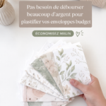 Enveloppes budget plastifiées sur un bureau, prêtes à être utilisées.