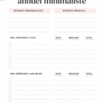 Un agenda annuel minimaliste en rose sur un bureau élégant.