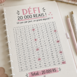 Une femme souriante examinant son budget et ses finances personnelles.