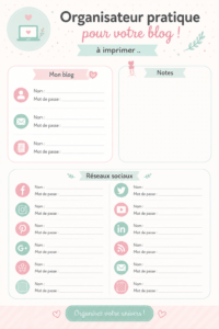 Femme utilisant un organiseur de blog à imprimer sur son bureau