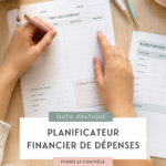 Femme prenant des notes sur son budget avec un ordinateur et un carnet.
