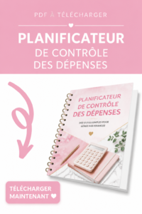 Femme utilisant un planificateur de budget à son bureau
