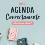 Femme utilisant un agenda pour organiser sa semaine, entourée de fournitures de bureau.