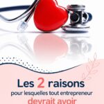 Un entrepreneur souriant avec un carnet de notes et un stylo, représentant la planification de l'avenir avec une assurance vie.