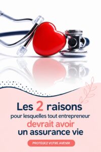 Un entrepreneur souriant avec un carnet de notes et un stylo, représentant la planification de l'avenir avec une assurance vie.