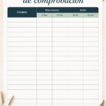 Femme souriante consultant son budget sur ordinateur, illustrant la gestion financière