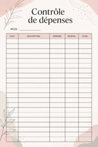 Femme heureuse consultant son budget sur un ordinateur