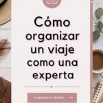 Femme prenant des notes pour planifier un voyage organisé, des cartes et brochures autour d'elle.