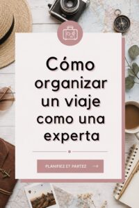 Femme prenant des notes pour planifier un voyage organisé, des cartes et brochures autour d'elle.