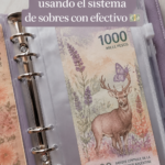 Une femme souriante utilisant le système des enveloppes pour gérer ses finances.