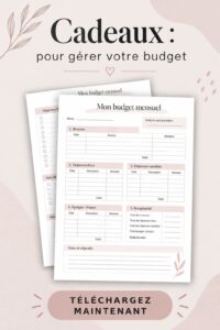 Femme regardant des idées de cadeaux tout en planifiant son budget.