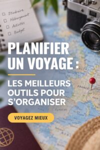 Femme utilisant une application sur son smartphone pour planifier un voyage.